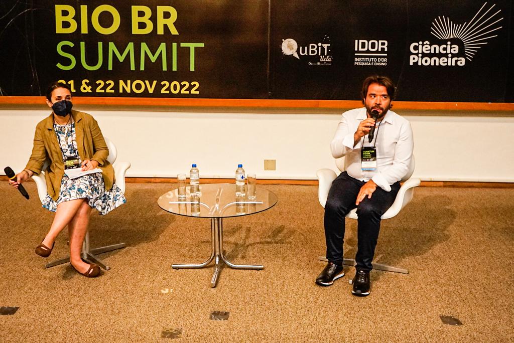 Clarice Aielo e Marcelo Souza falam no palco do Quantum Bio BR SUmmit
